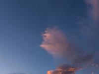 Leuchtende Wolkenfetzengruppe über dem Aschauer Berg